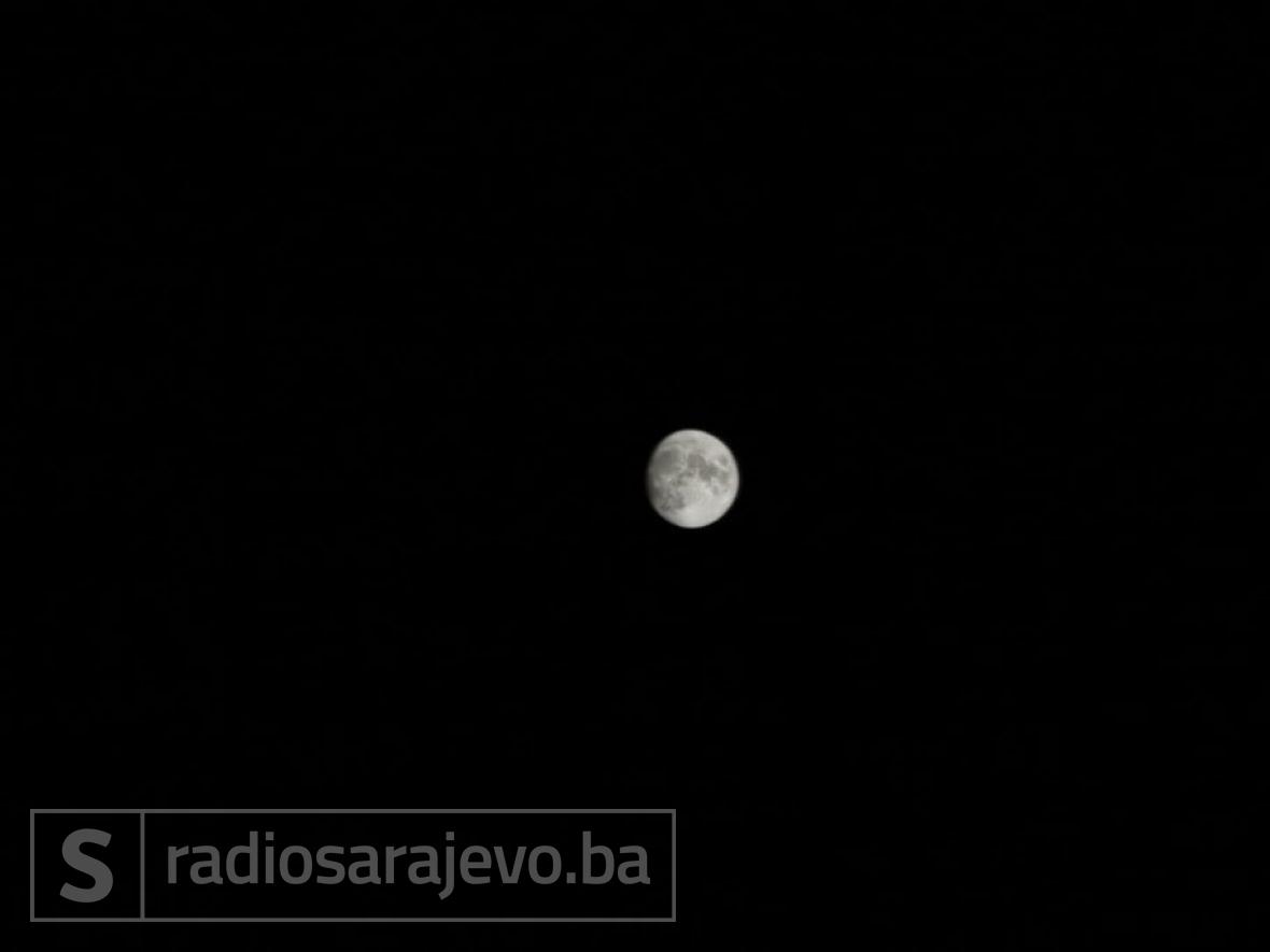 J.Ć./Mjesec iznad Sarajeva